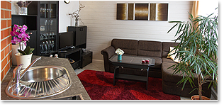 Wohnzimmer / Wohnküche mit Sitzecke und Fernseher in der Pension | Ferienwohnung Guttau